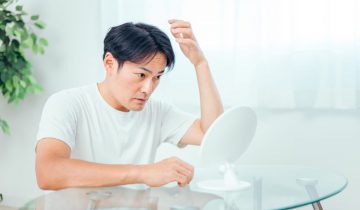 ヘアセットする男性