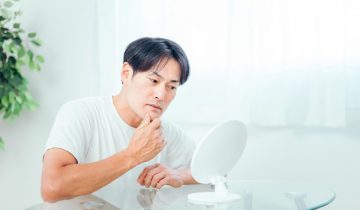 肌に悩む男性