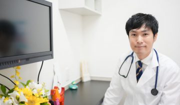 病院のお医者さん男性